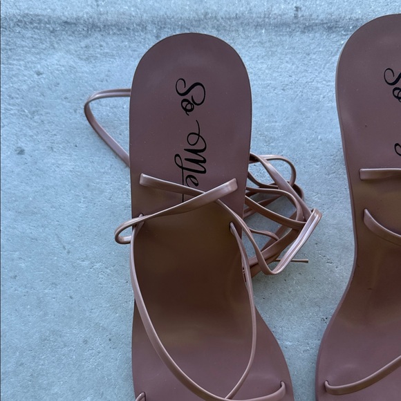 So Me Mauve-Tan Strappy Women's Sandals - Picture 2 of 8